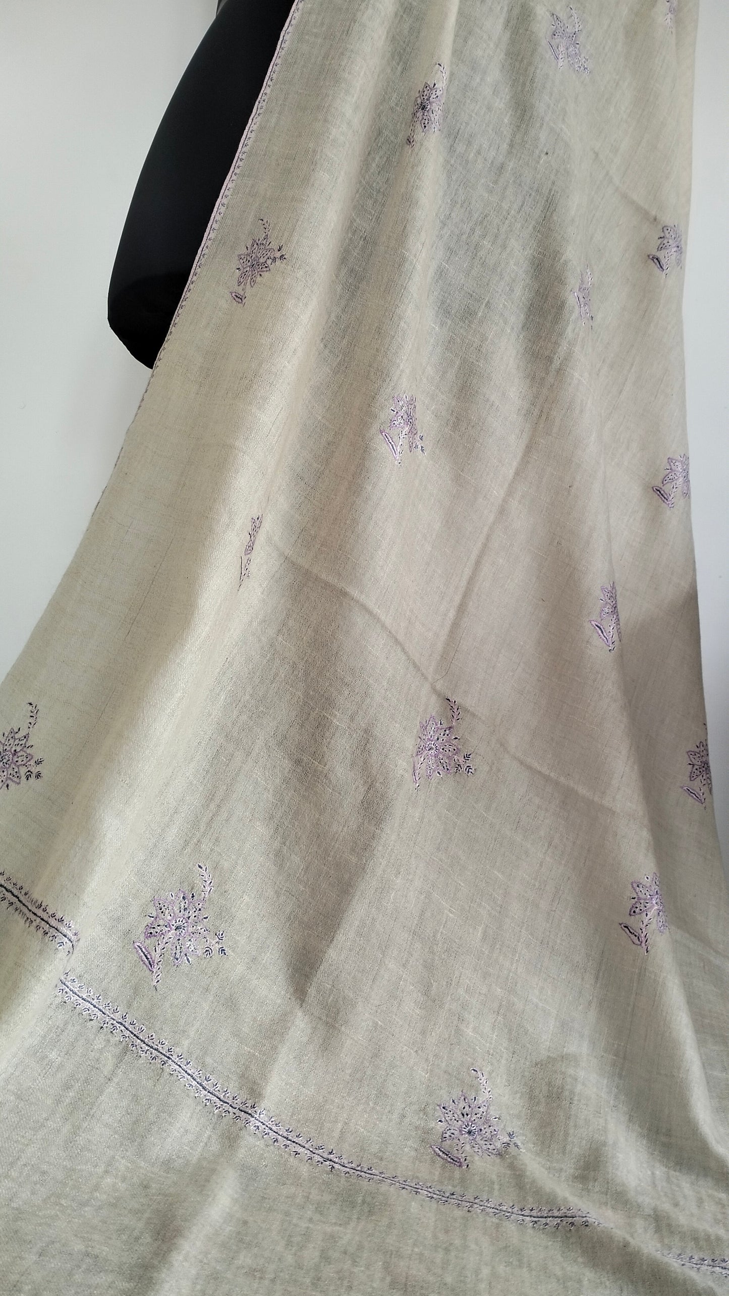 Natural white Bootidar Pashmina stole with exquisite motifs and incredible embroidery.