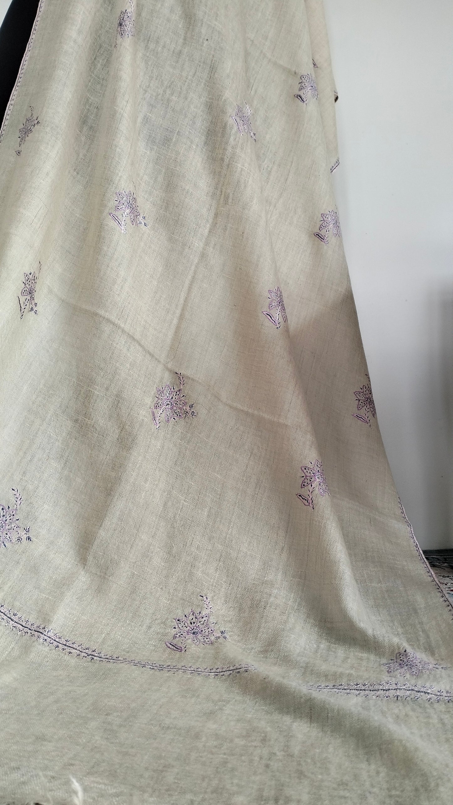 Natural white Bootidar Pashmina stole with exquisite motifs and incredible embroidery.