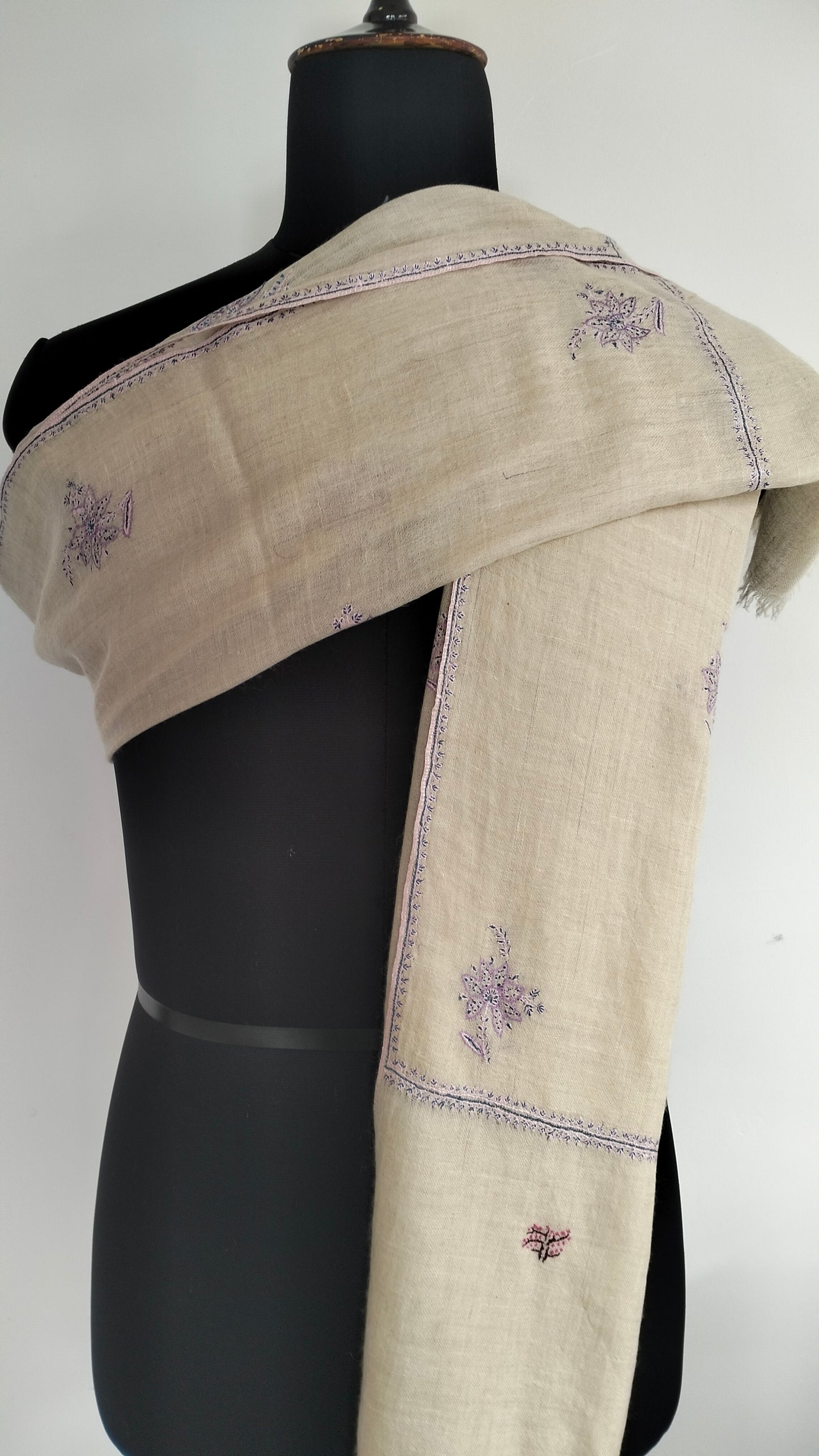 Natural white Bootidar Pashmina stole with exquisite motifs and incredible embroidery.