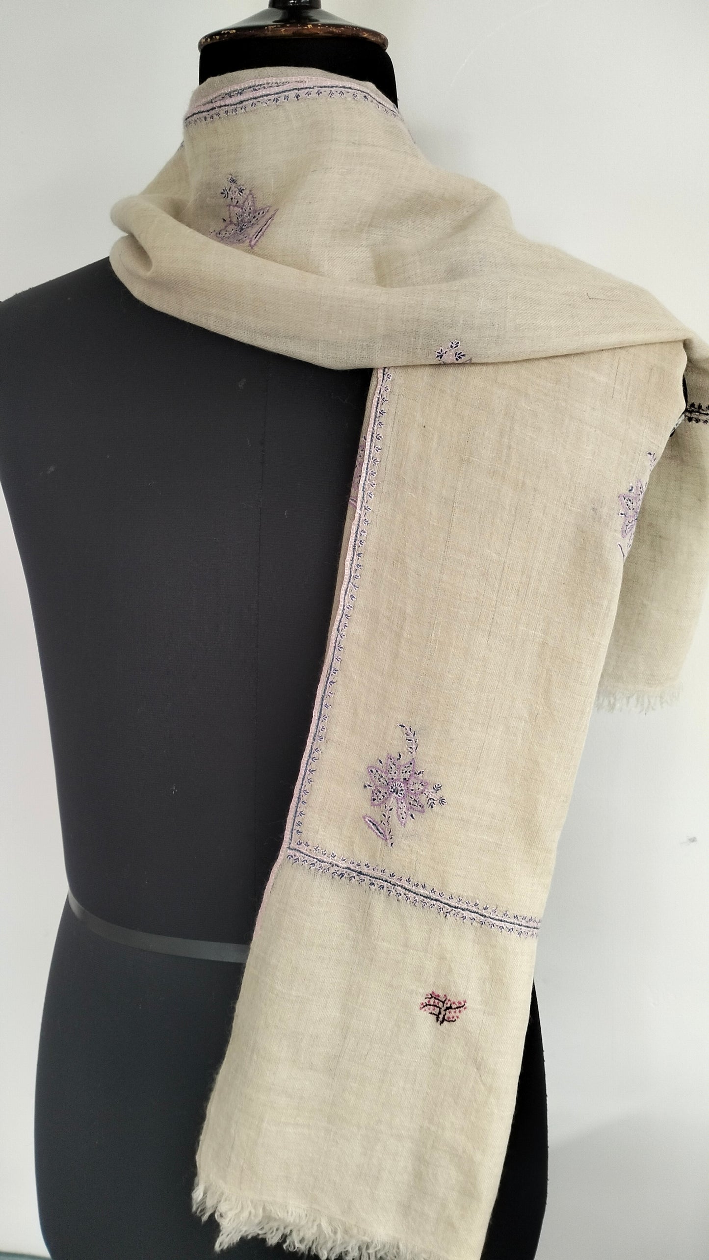 Natural white Bootidar Pashmina stole with exquisite motifs and incredible embroidery.