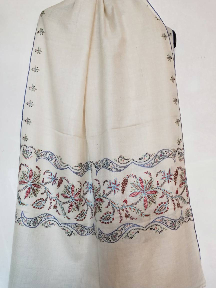Handcrafted Pashmina white meditation shawl, sozni embroidered changthangi wool kadhmiri robe, soft and warm evening scarf