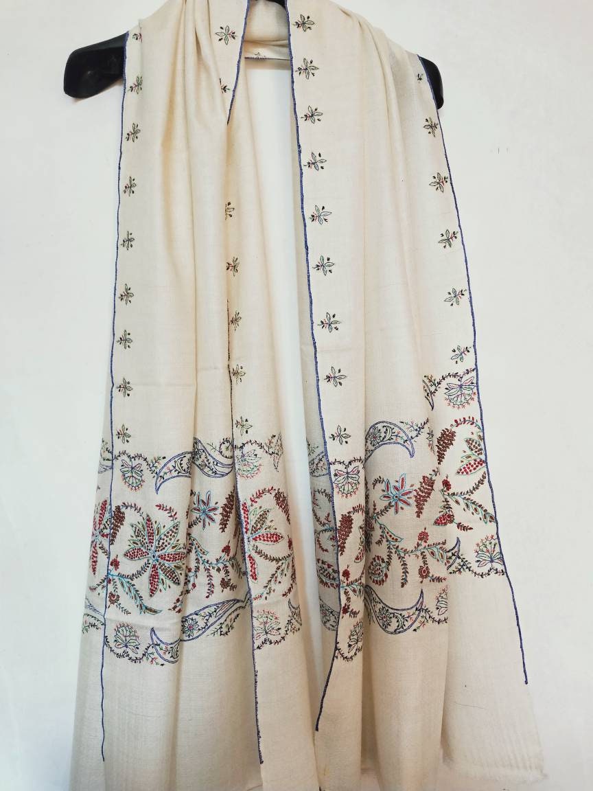 Handcrafted Pashmina white meditation shawl, sozni embroidered changthangi wool kadhmiri robe, soft and warm evening scarf