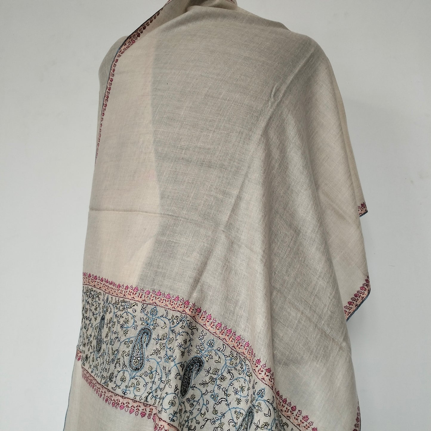 Handcrafted Pashmina white meditation shawl, sozni embroidered changthangi wool kadhmiri robe, soft and warm evening scarf