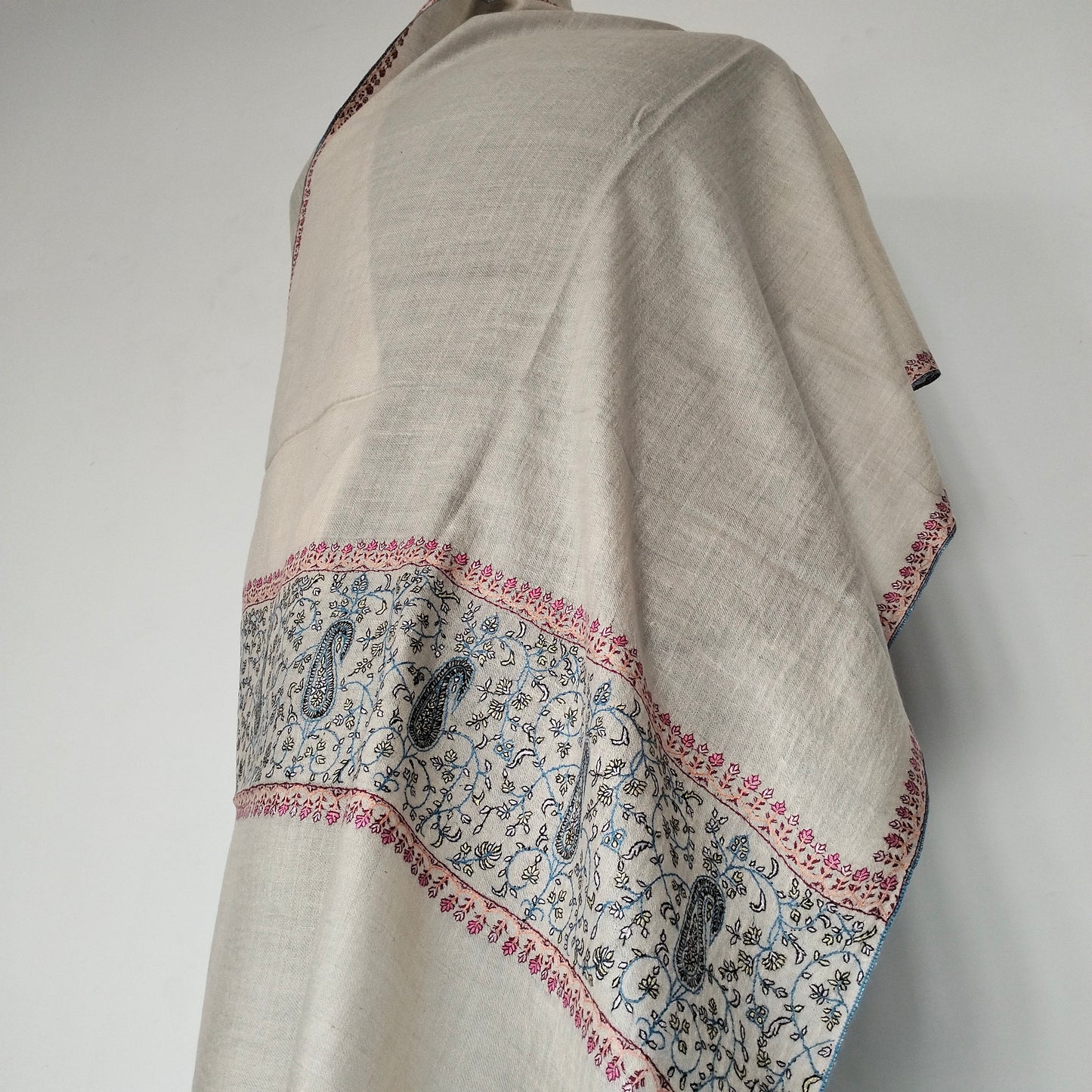 Handcrafted Pashmina white meditation shawl, sozni embroidered changthangi wool kadhmiri robe, soft and warm evening scarf