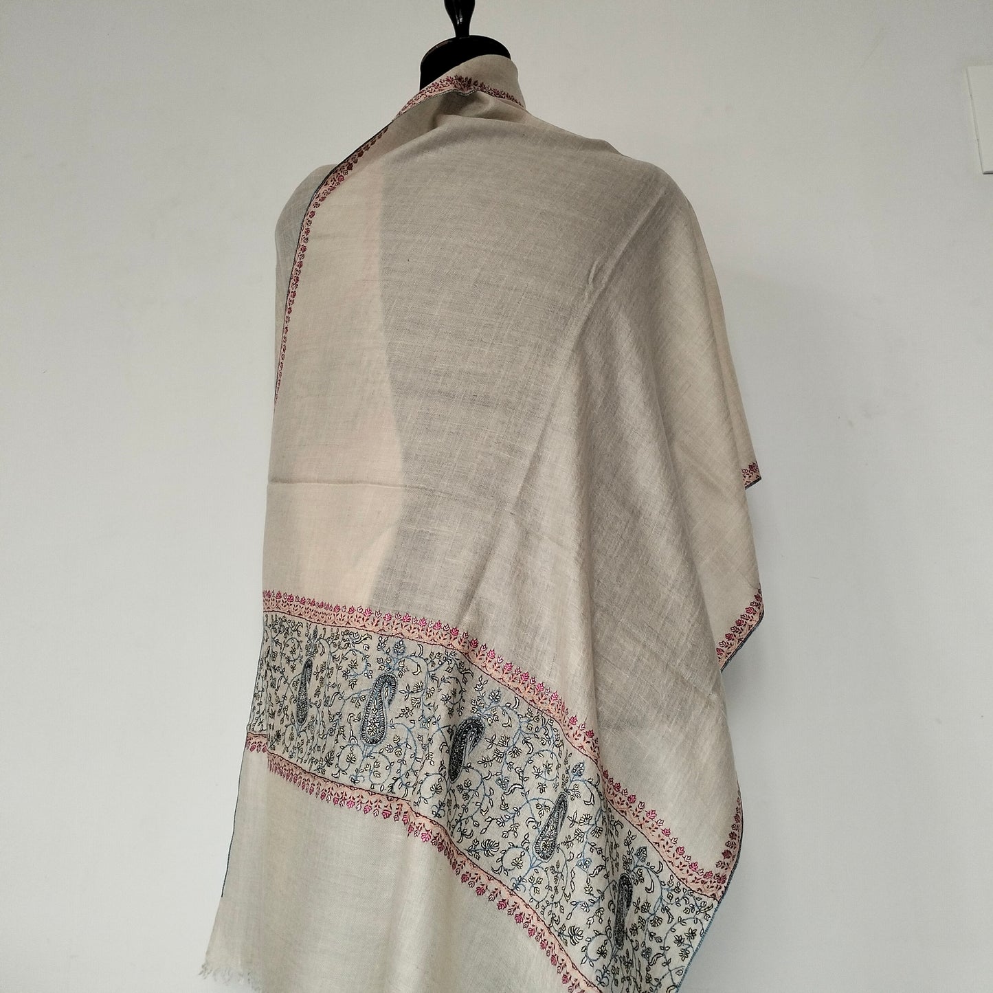 Handcrafted Pashmina white meditation shawl, sozni embroidered changthangi wool kadhmiri robe, soft and warm evening scarf