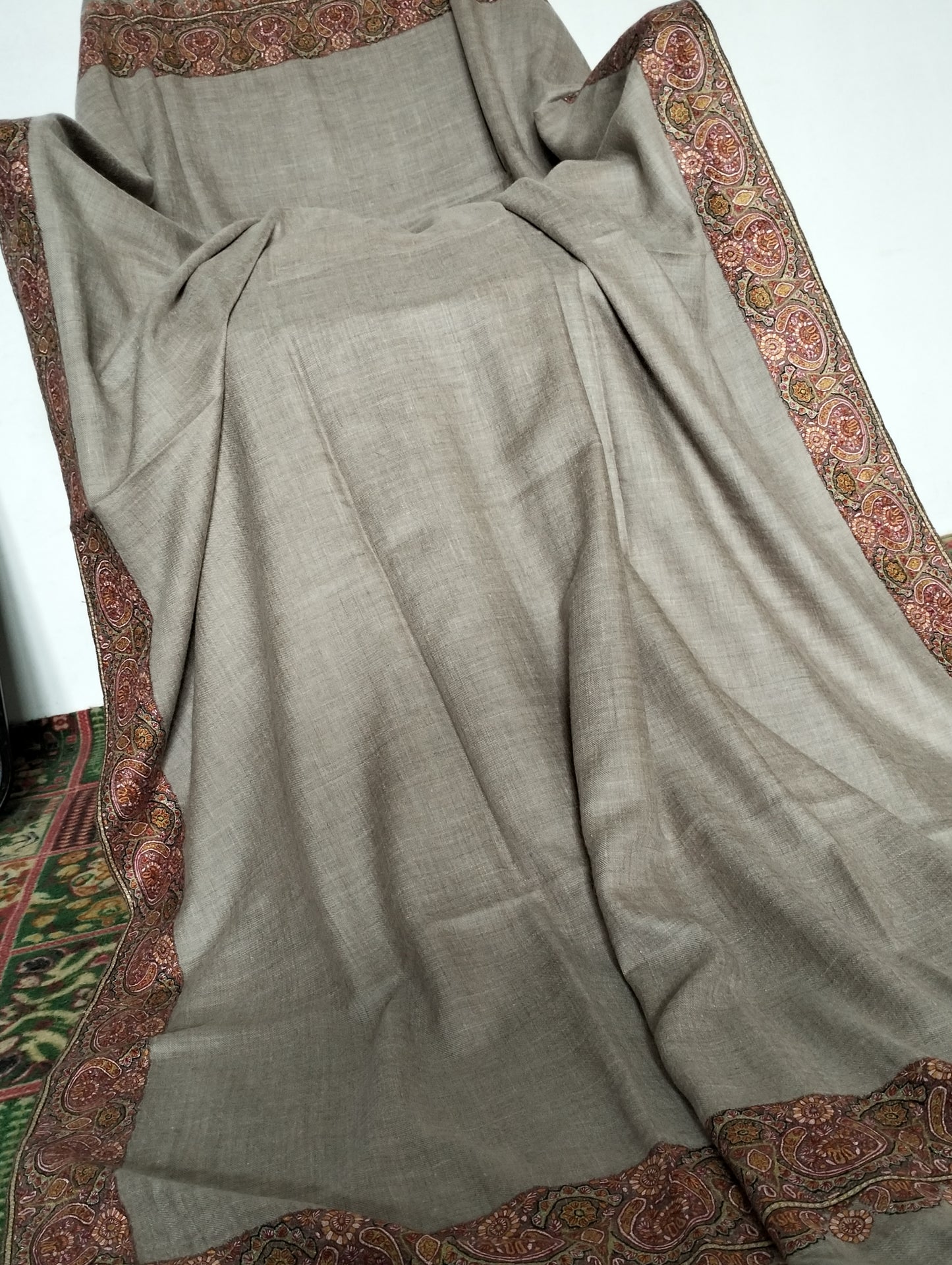 Handmade Premium kashmir Pashmina Shawl, classic embroidery on a Natural pashmina Fabric