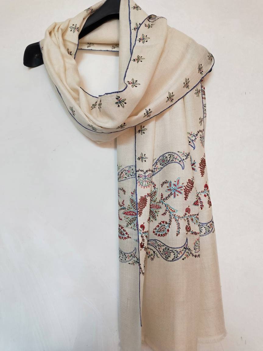 Handcrafted Pashmina white meditation shawl, sozni embroidered changthangi wool kadhmiri robe, soft and warm evening scarf