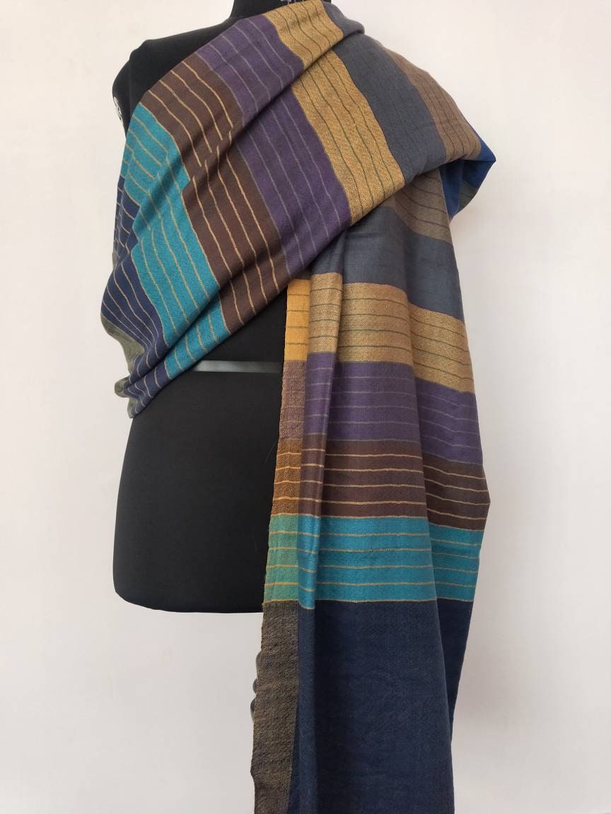 Handwoven 100% pure kashmir checkered extra large meditation wrap for men and women XL 135 X 275 cm