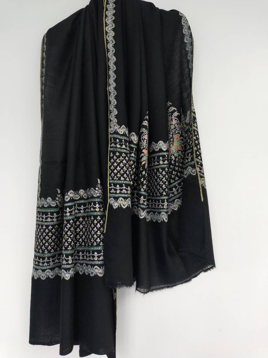 Premium and Niche black sozni embroidered wedding cashmere schal, floral motifs embroidered on the Palla, kashmiri pashmina shawl.