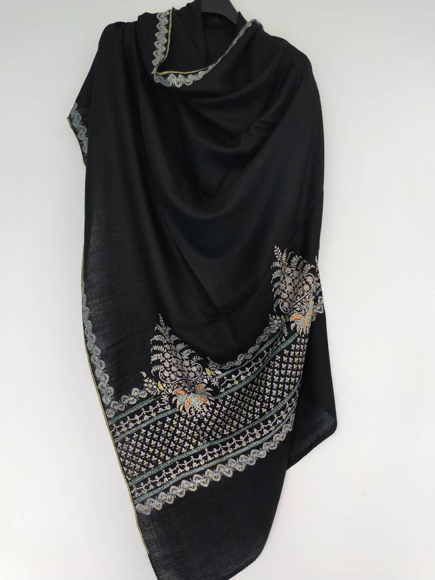 Premium and Niche black sozni embroidered wedding cashmere schal, floral motifs embroidered on the Palla, kashmiri pashmina shawl.