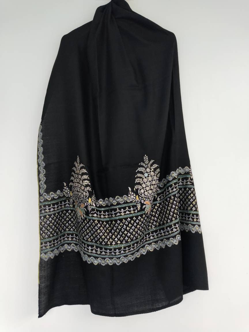 Premium and Niche black sozni embroidered wedding cashmere schal, floral motifs embroidered on the Palla, kashmiri pashmina shawl.