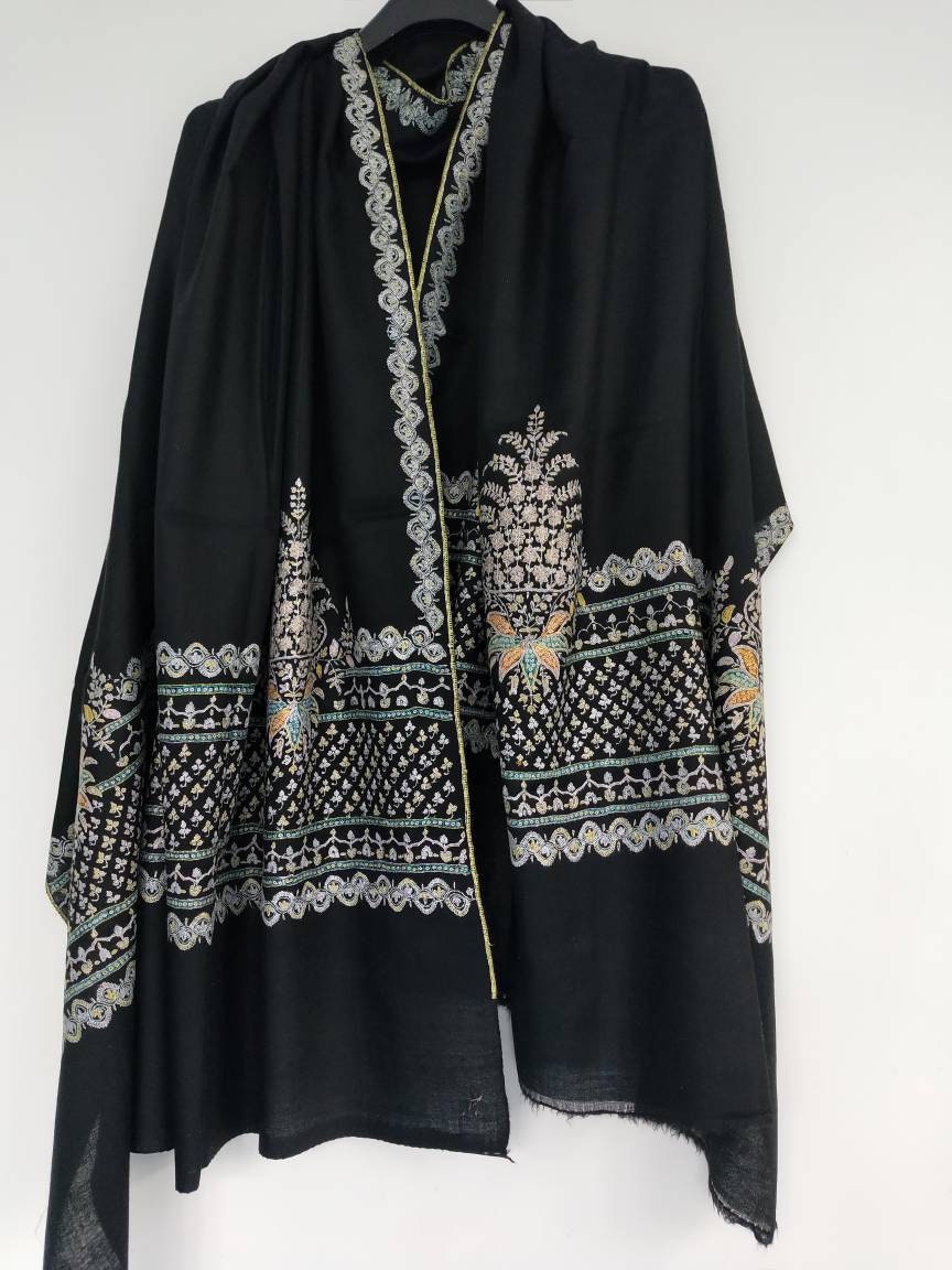 Premium and Niche black sozni embroidered wedding cashmere schal, floral motifs embroidered on the Palla, kashmiri pashmina shawl.