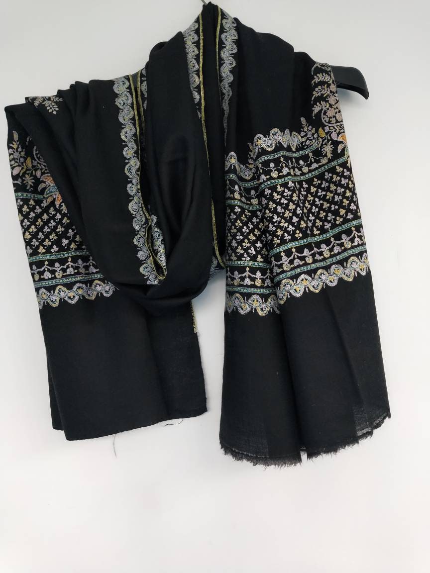 Premium and Niche black sozni embroidered wedding cashmere schal, floral motifs embroidered on the Palla, kashmiri pashmina shawl.