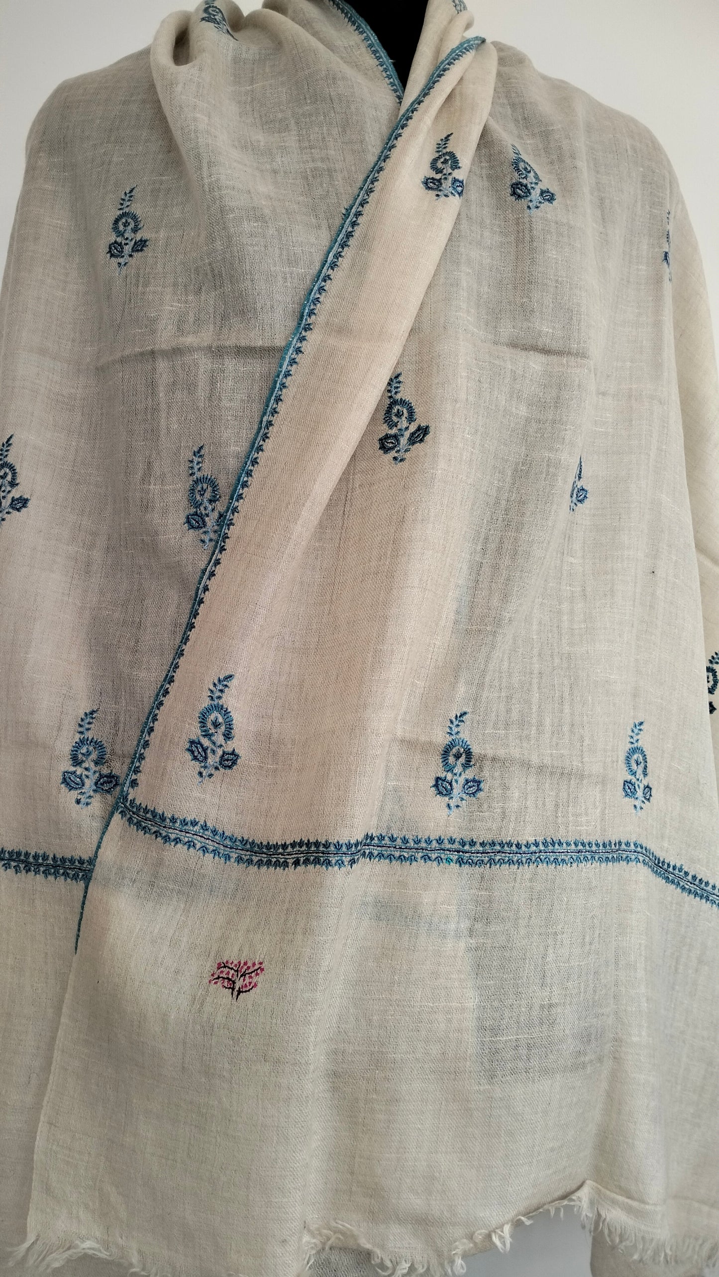 Natural white Bootidar Pashmina stole with exquisite motifs and incredible embroidery.