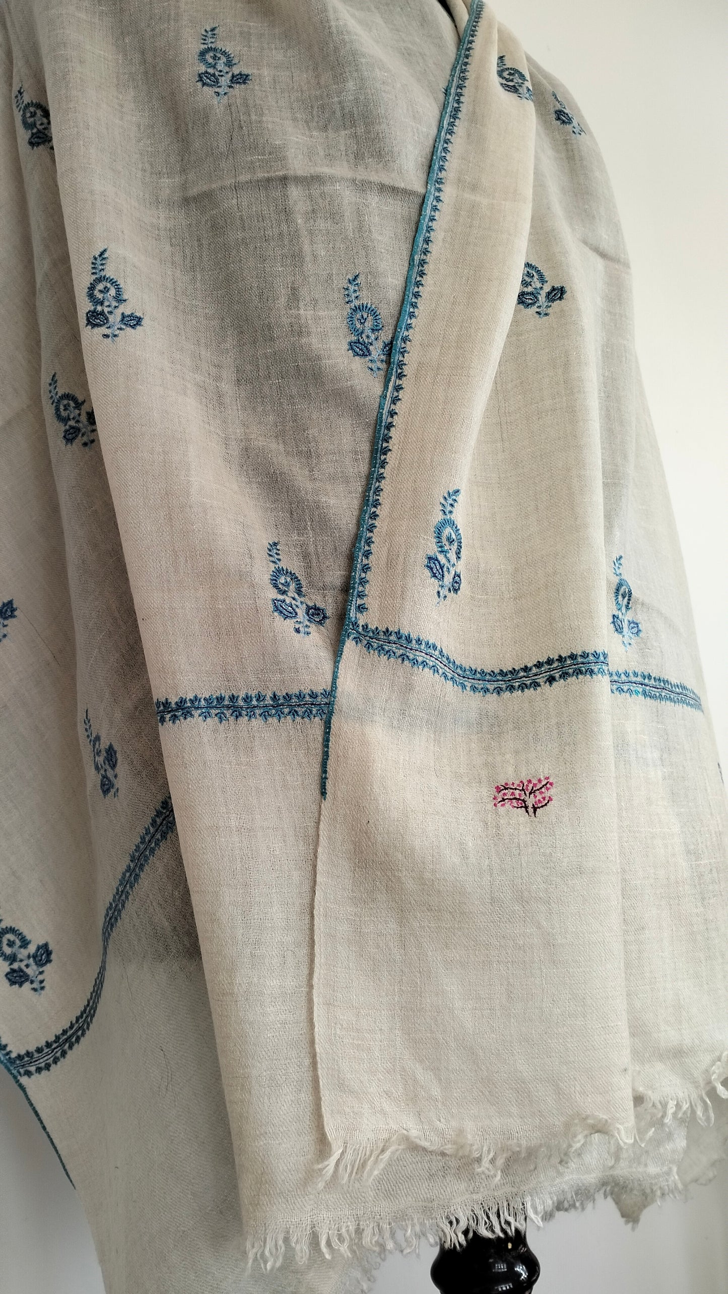 Natural white Bootidar Pashmina stole with exquisite motifs and incredible embroidery.