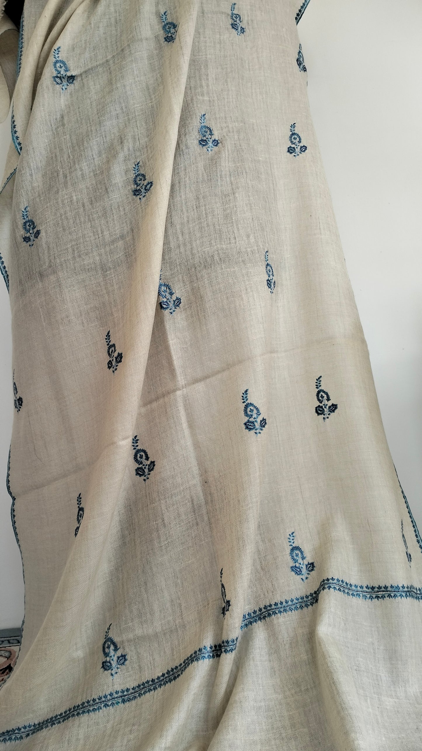 Natural white Bootidar Pashmina stole with exquisite motifs and incredible embroidery.