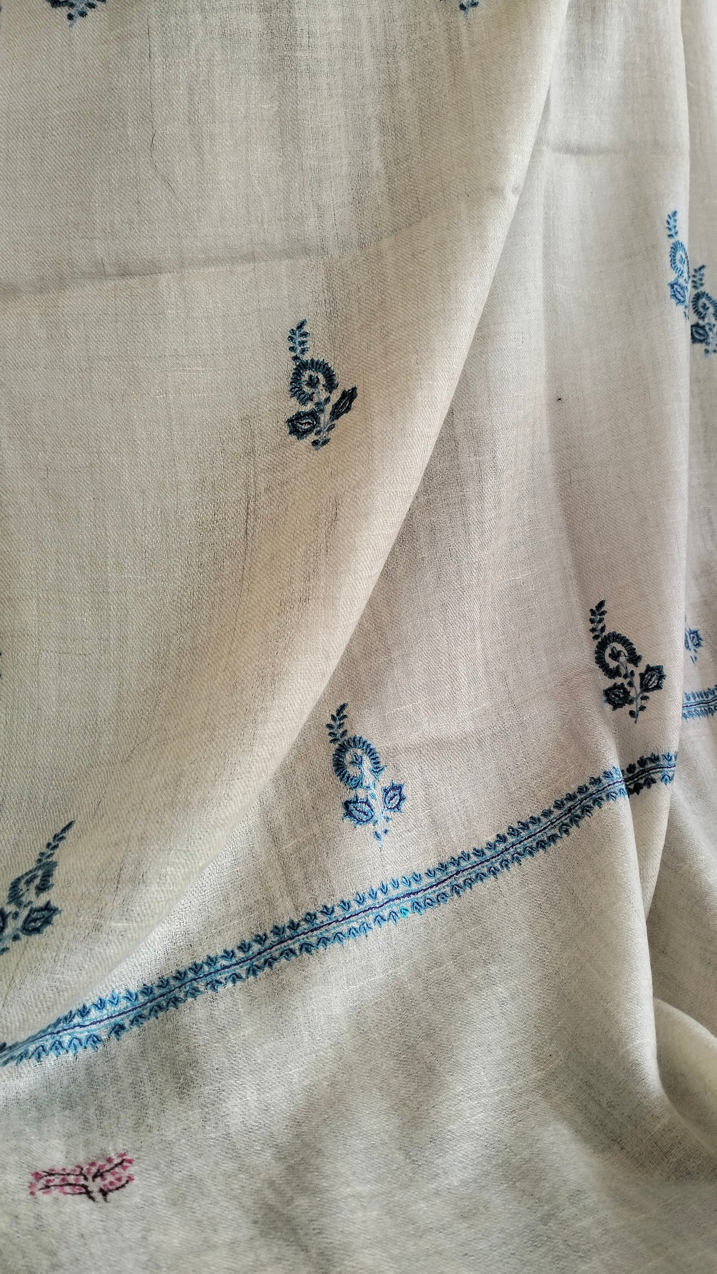 Natural white Bootidar Pashmina stole with exquisite motifs and incredible embroidery.