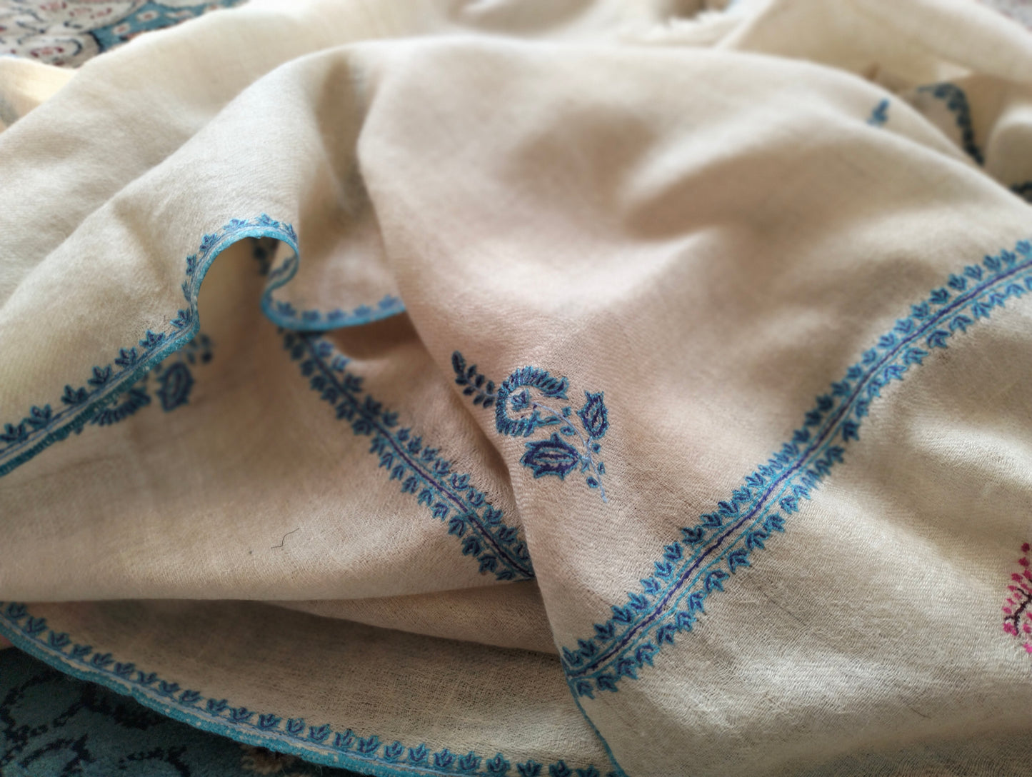 Natural white Bootidar Pashmina stole with exquisite motifs and incredible embroidery.