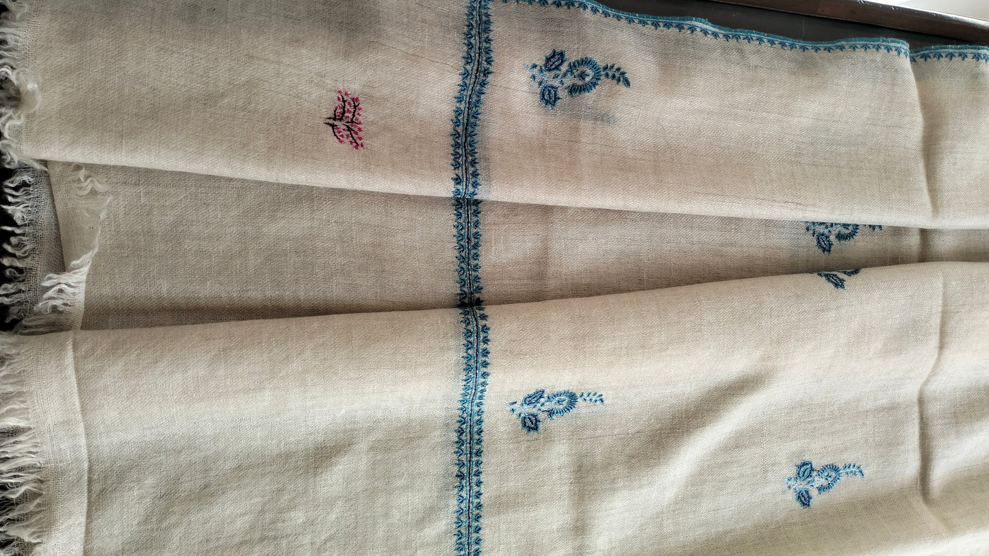 Natural white Bootidar Pashmina stole with exquisite motifs and incredible embroidery.