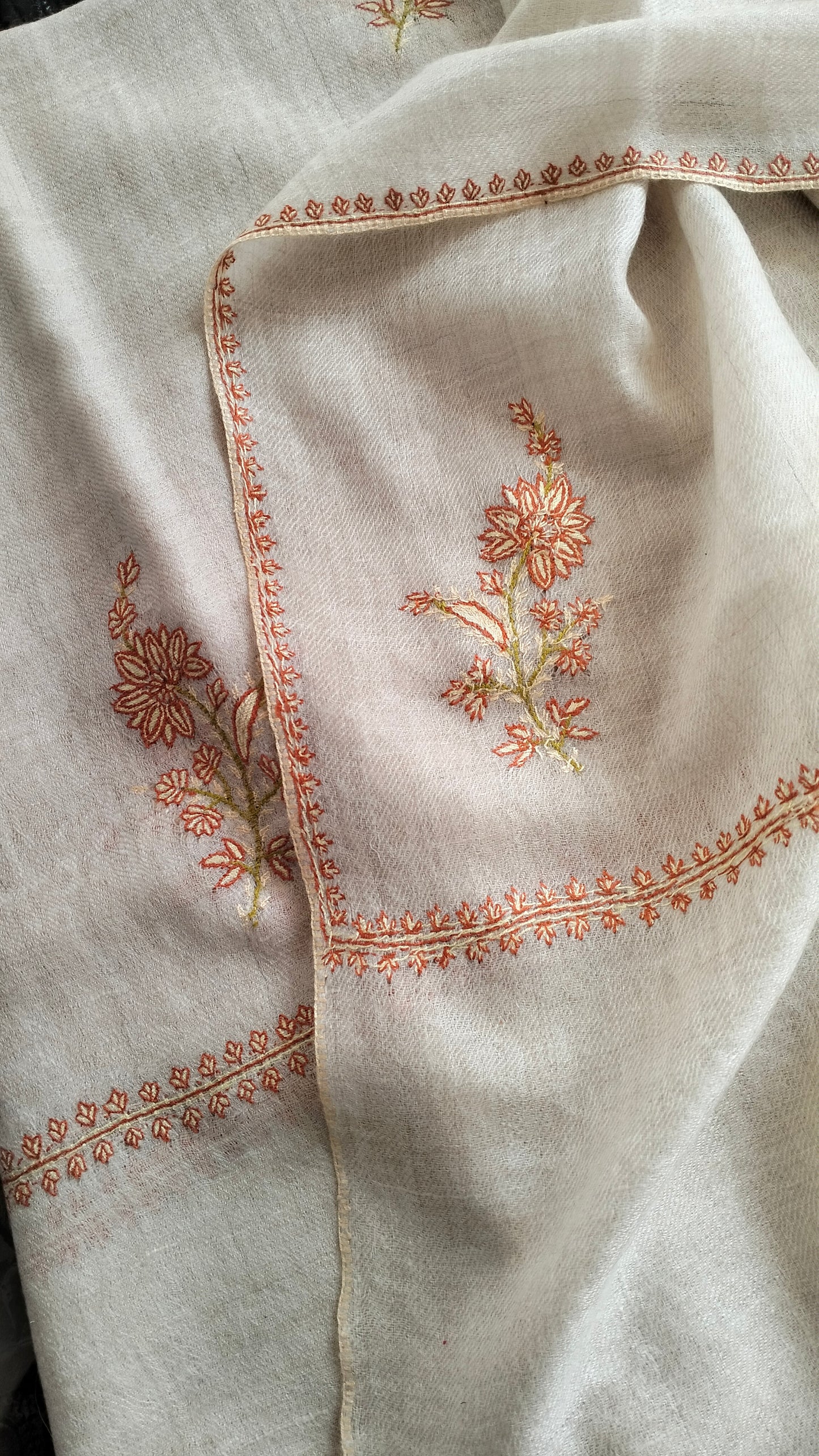 Natural white Bootidar Pashmina stole with exquisite motifs and incredible embroidery.