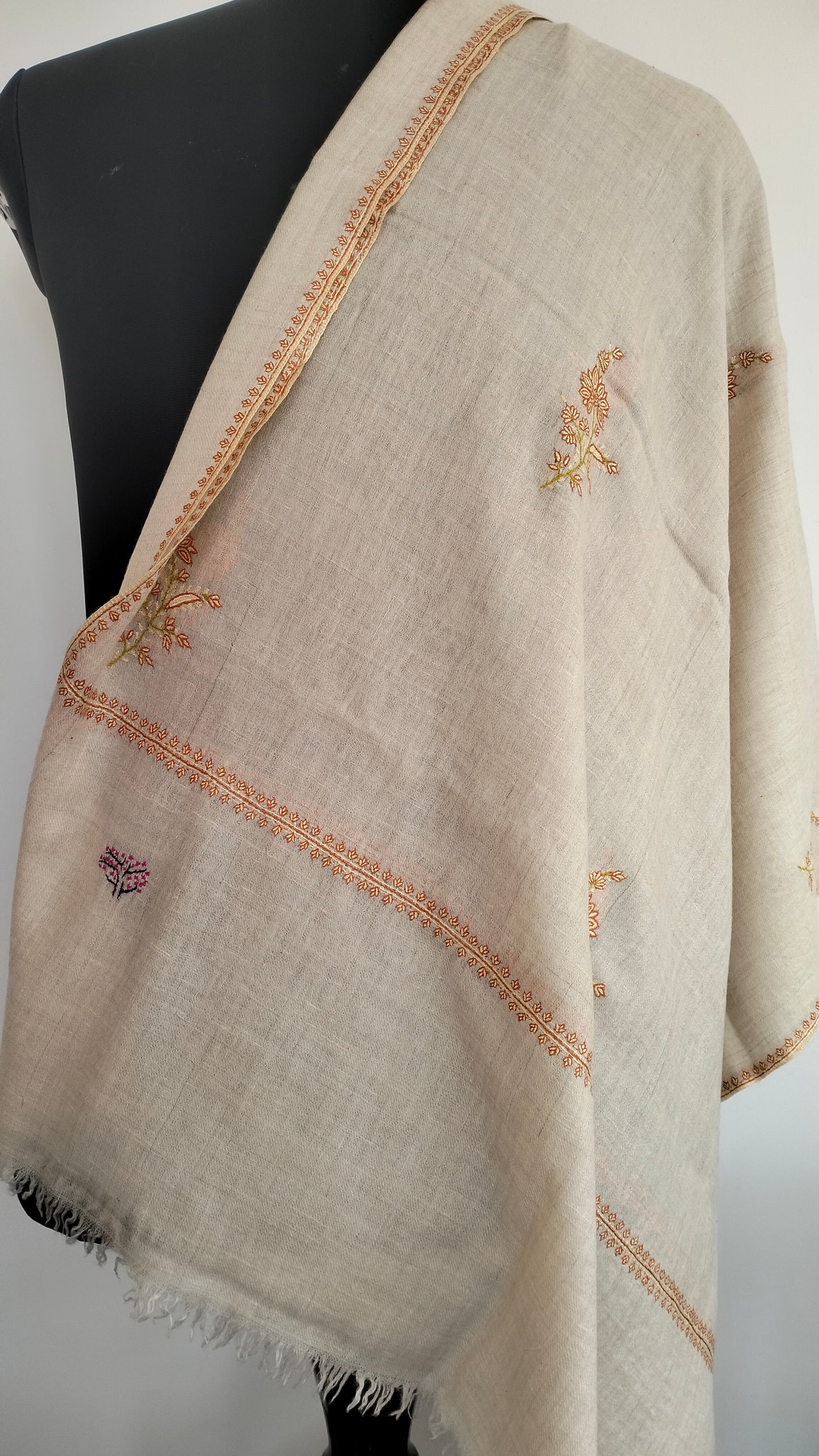 Natural white Bootidar Pashmina stole with exquisite motifs and incredible embroidery.