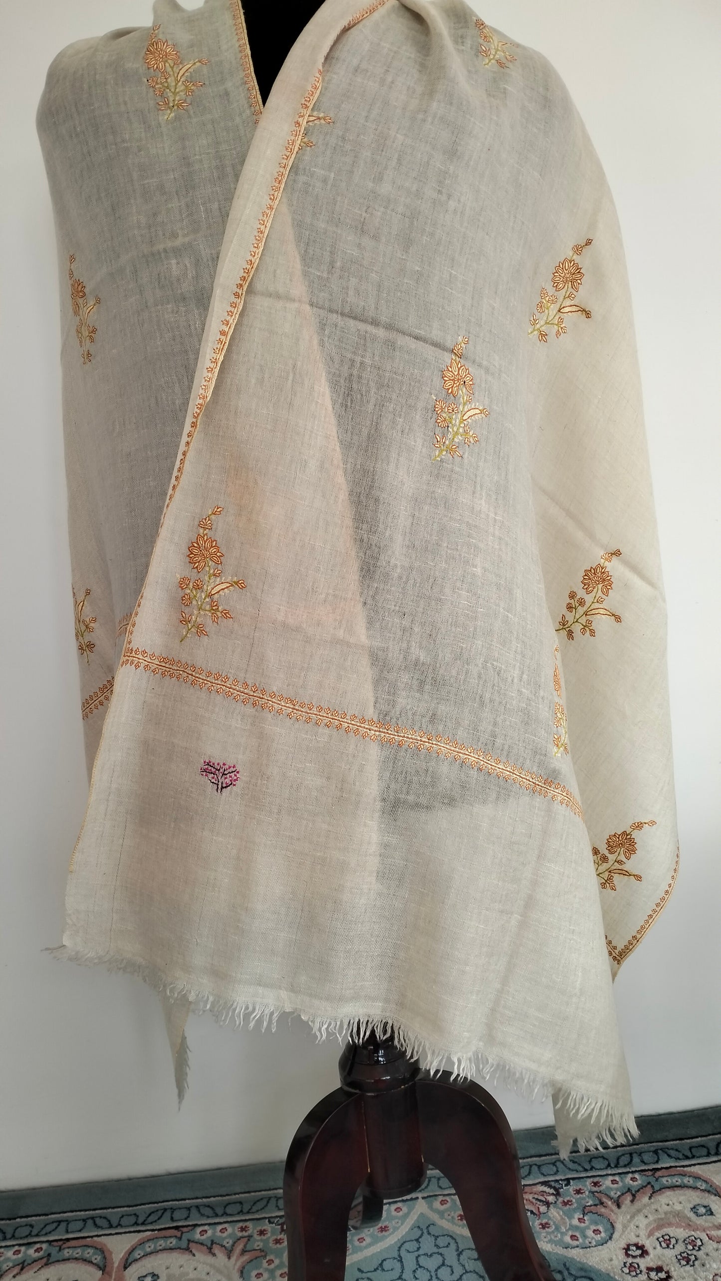 Natural white Bootidar Pashmina stole with exquisite motifs and incredible embroidery.