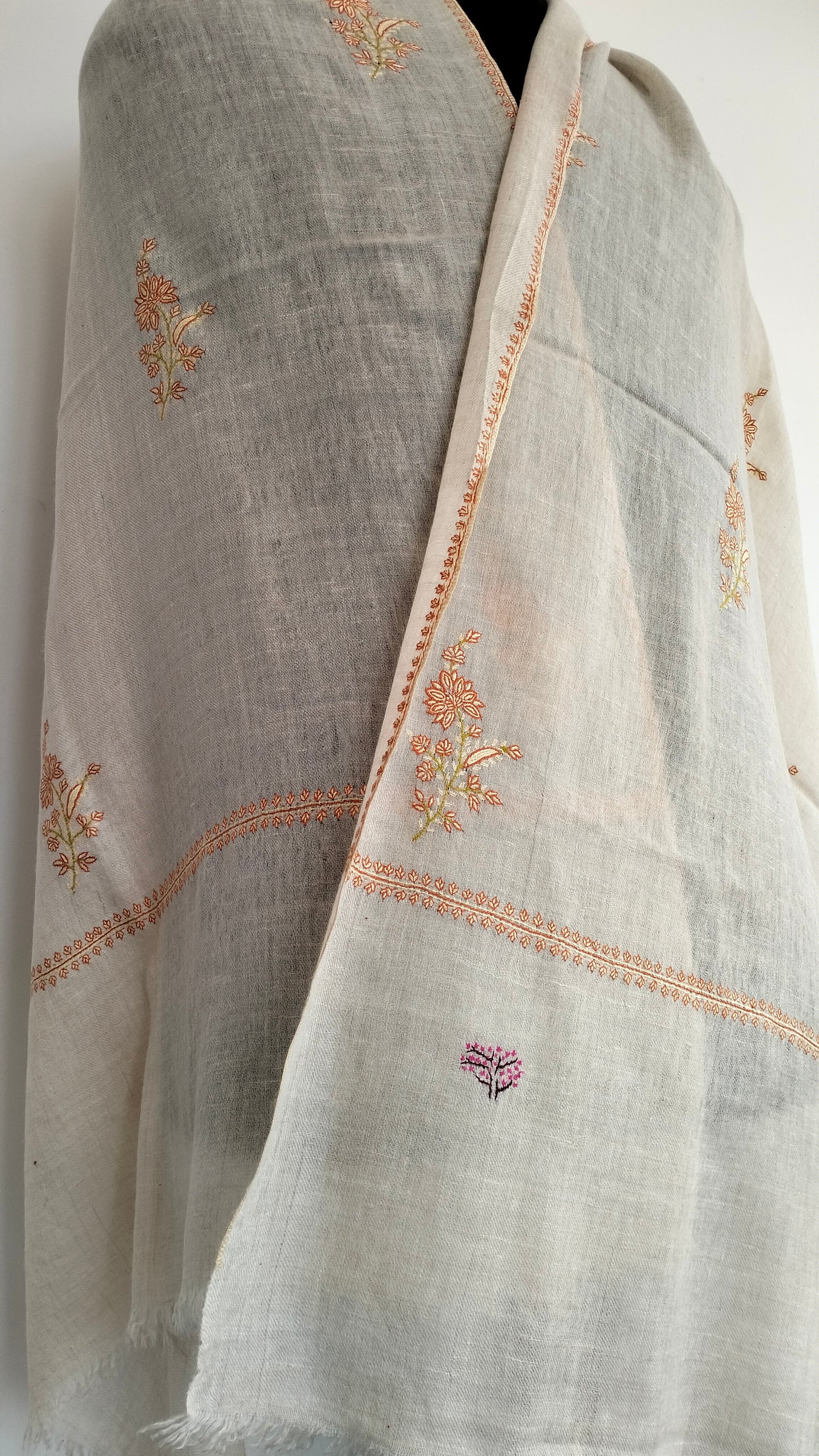 Natural white Bootidar Pashmina stole with exquisite motifs and incredible embroidery.