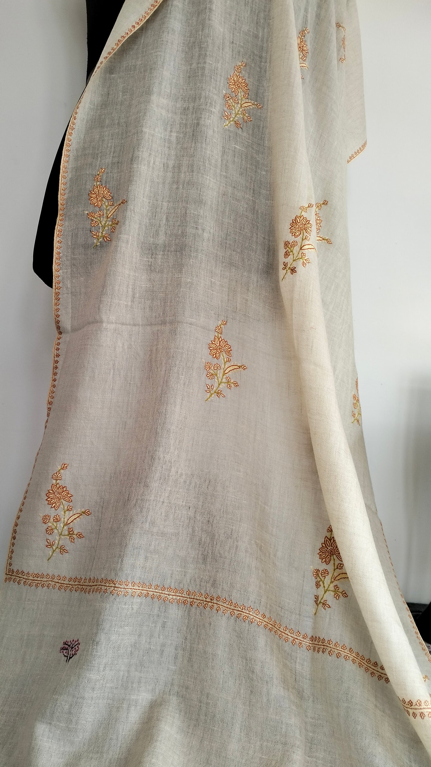 Natural white Bootidar Pashmina stole with exquisite motifs and incredible embroidery.