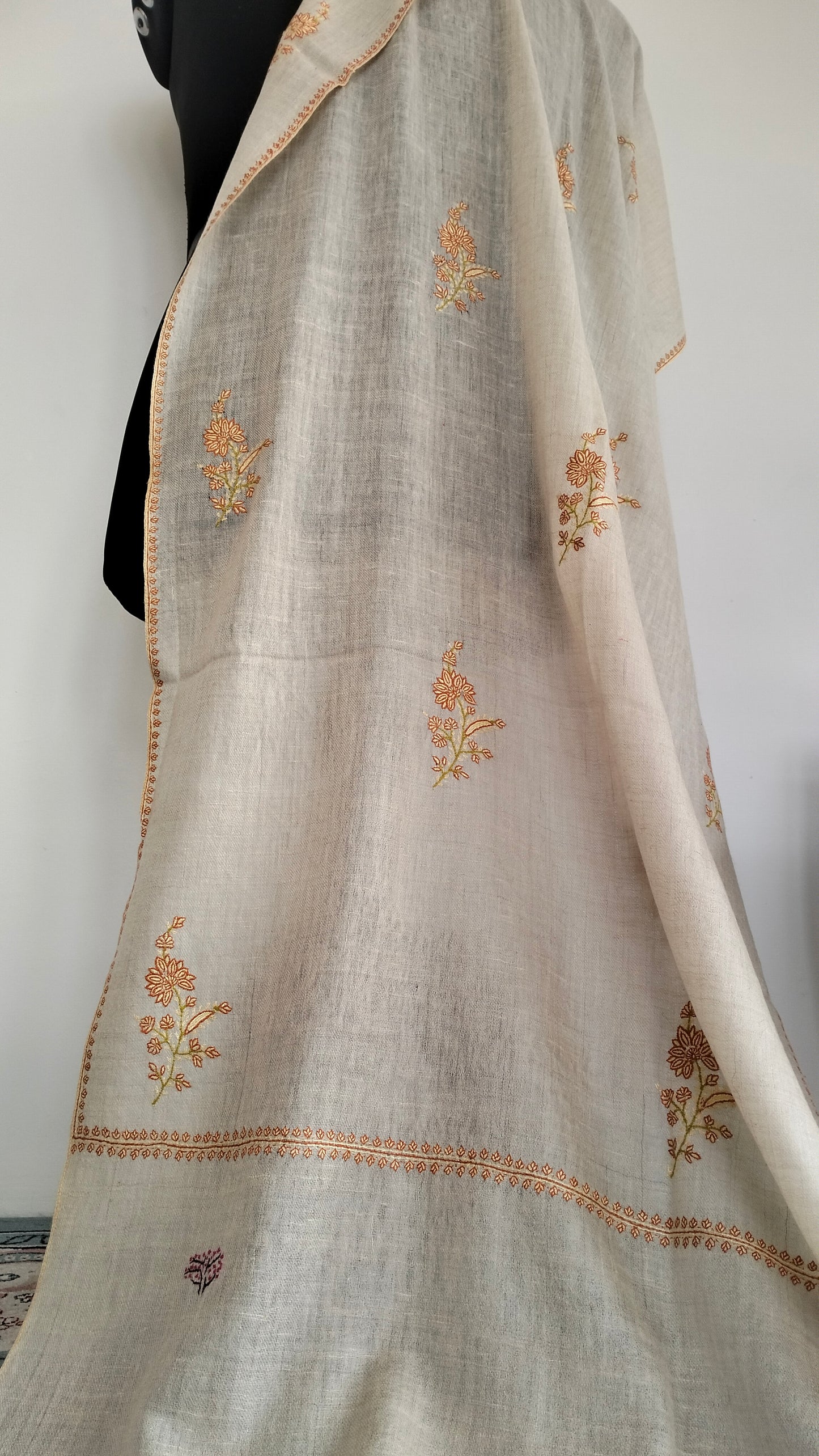 Natural white Bootidar Pashmina stole with exquisite motifs and incredible embroidery.