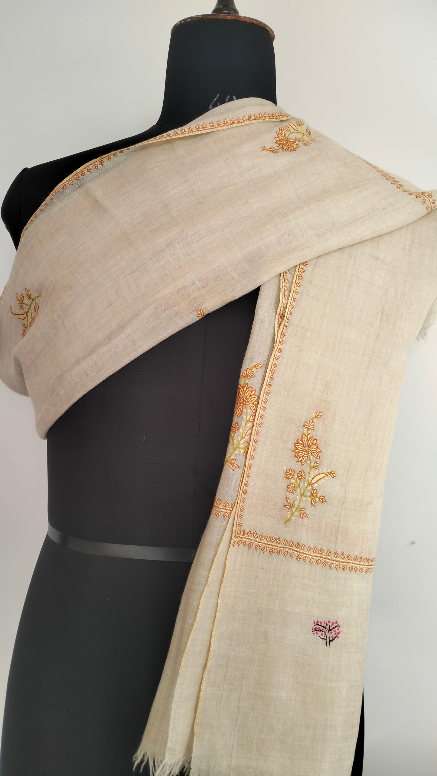 Natural white Bootidar Pashmina stole with exquisite motifs and incredible embroidery.