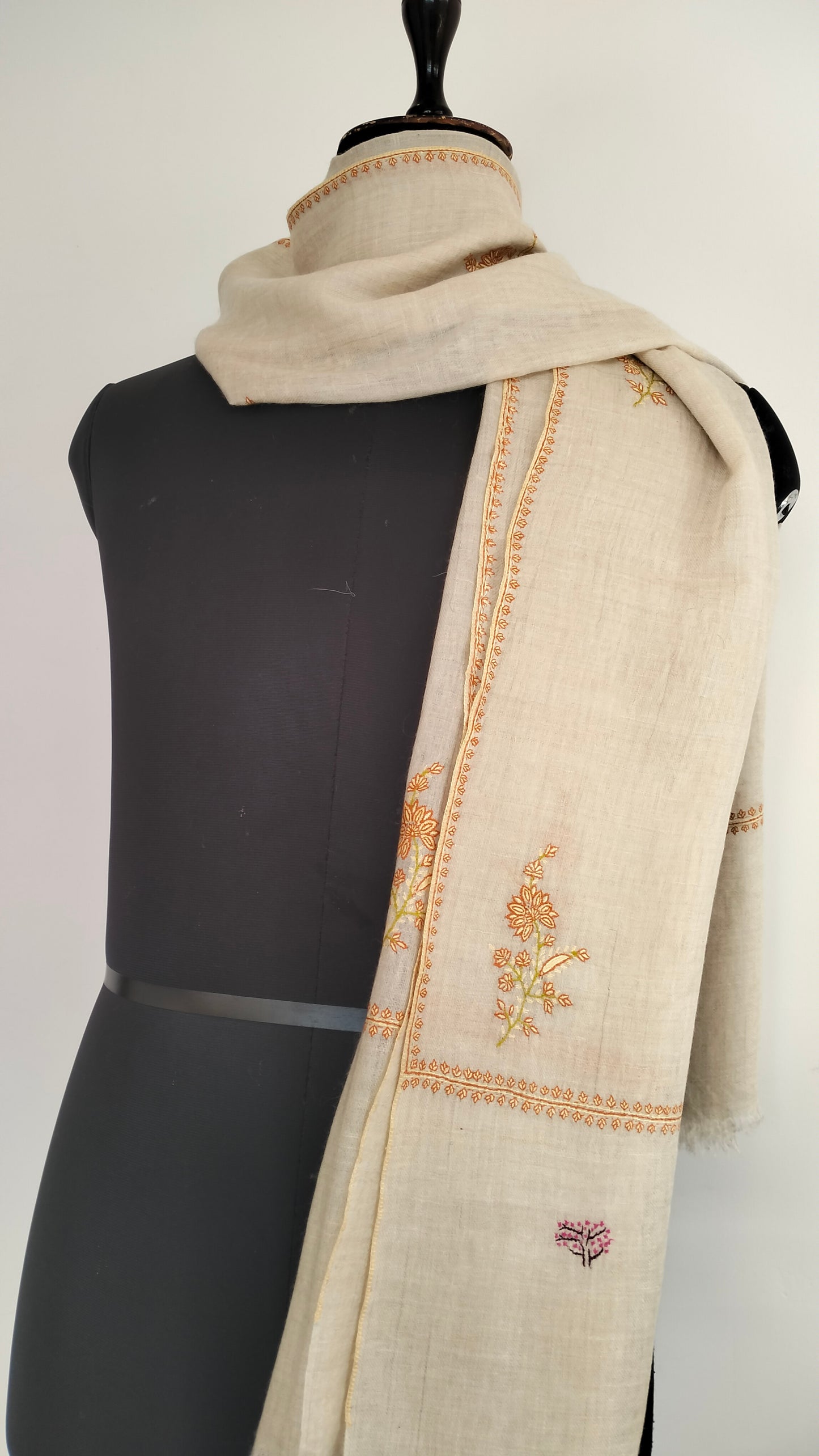 Natural white Bootidar Pashmina stole with exquisite motifs and incredible embroidery.