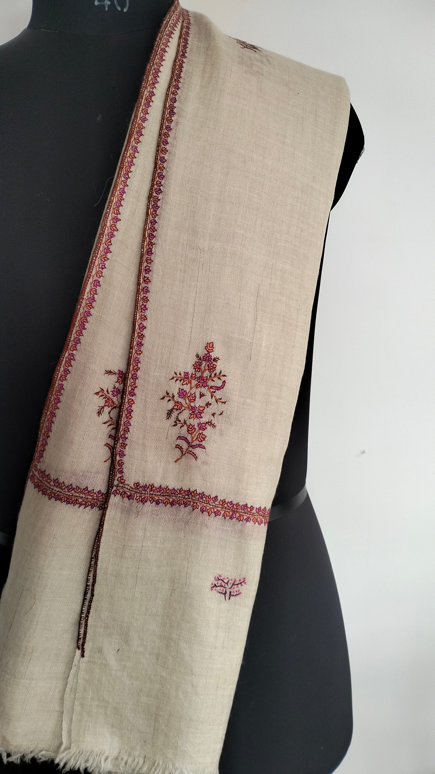 Natural white Bootidar Pashmina stole with exquisite motifs and incredible embroidery.