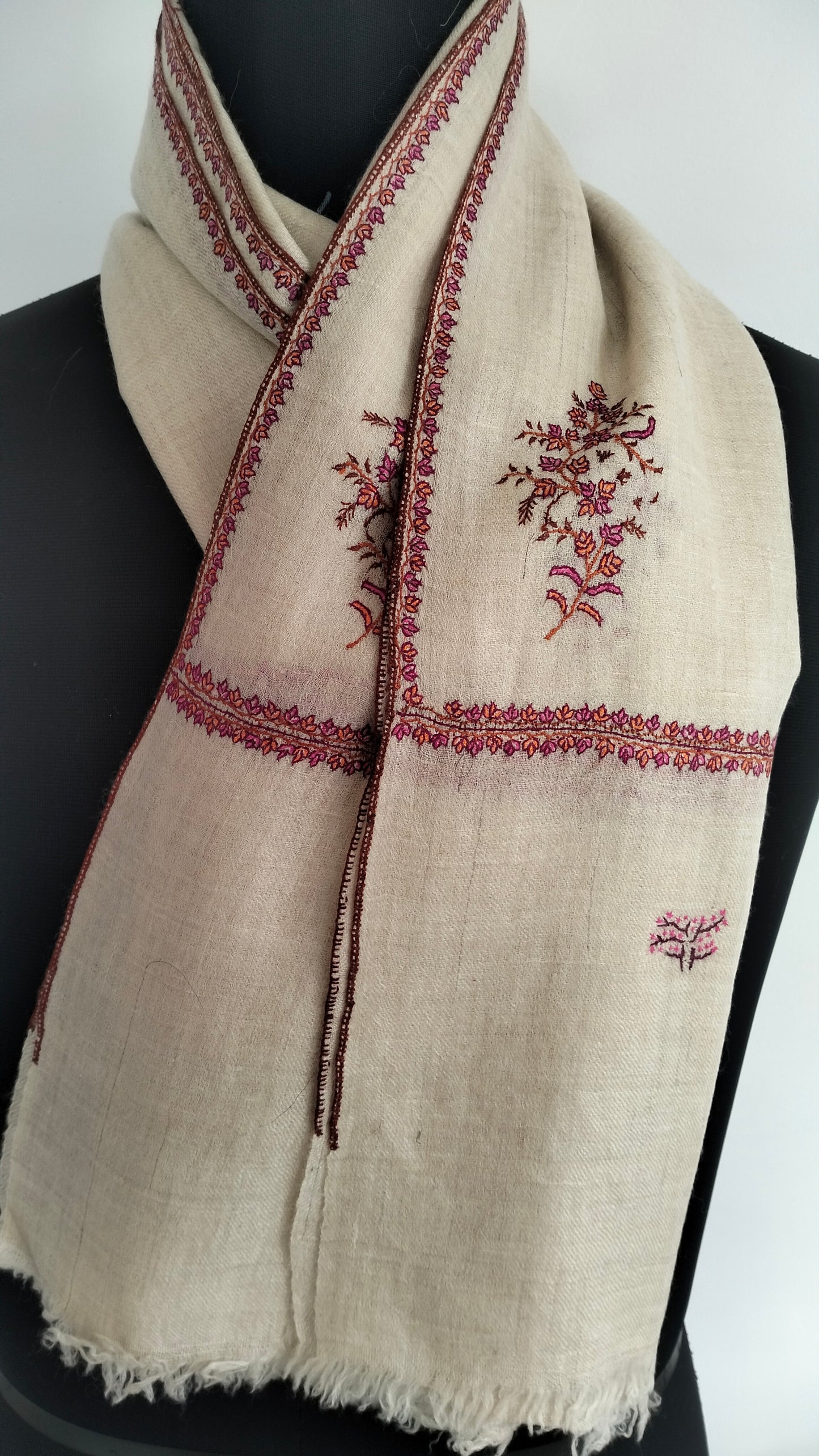 Natural white Bootidar Pashmina stole with exquisite motifs and incredible embroidery.