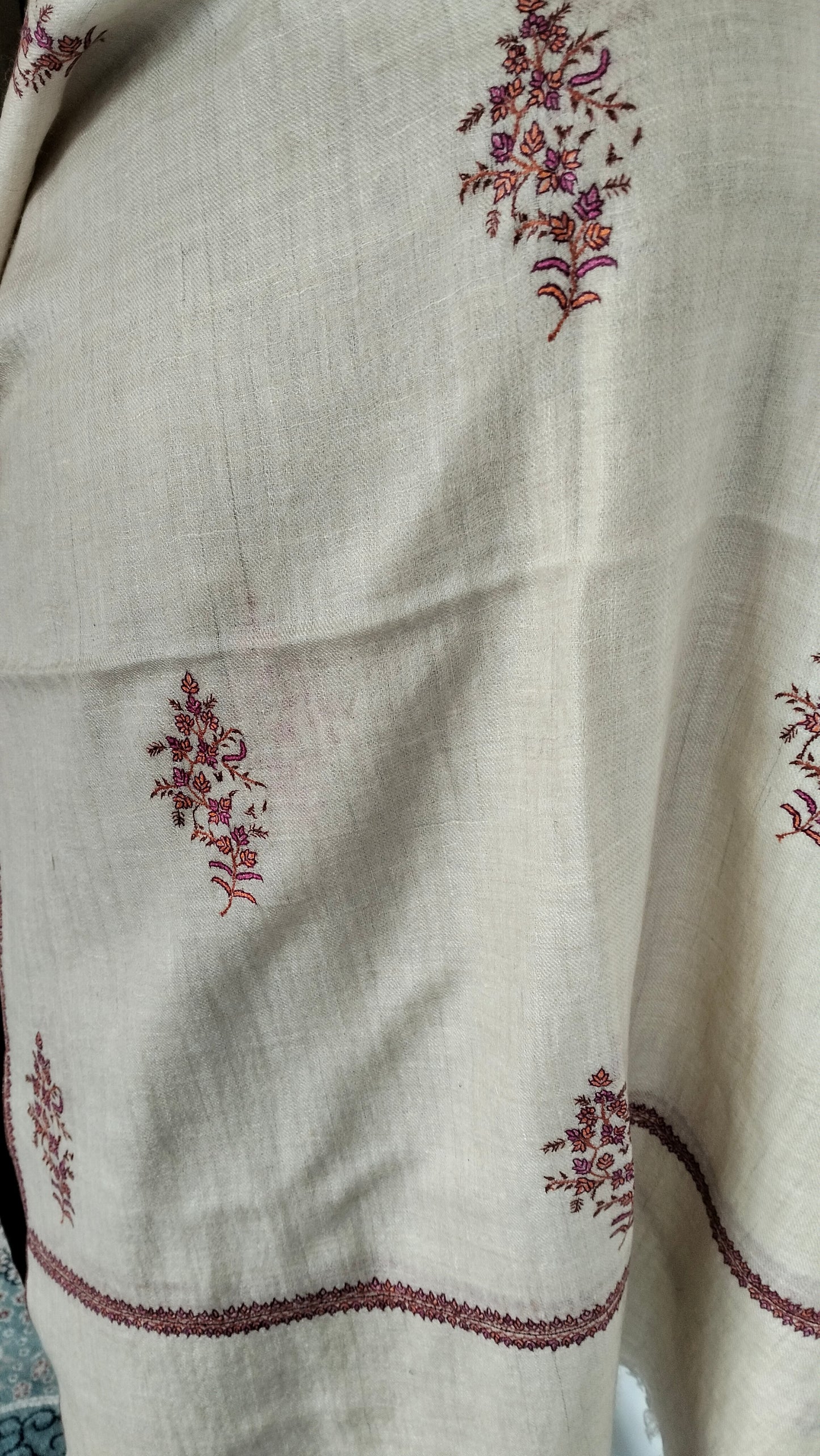 Natural white Bootidar Pashmina stole with exquisite motifs and incredible embroidery.