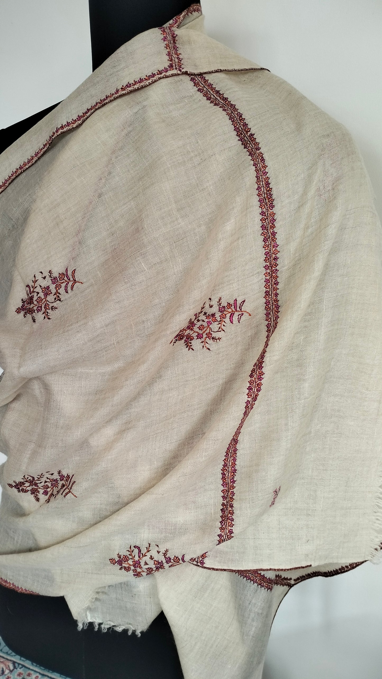 Natural white Bootidar Pashmina stole with exquisite motifs and incredible embroidery.