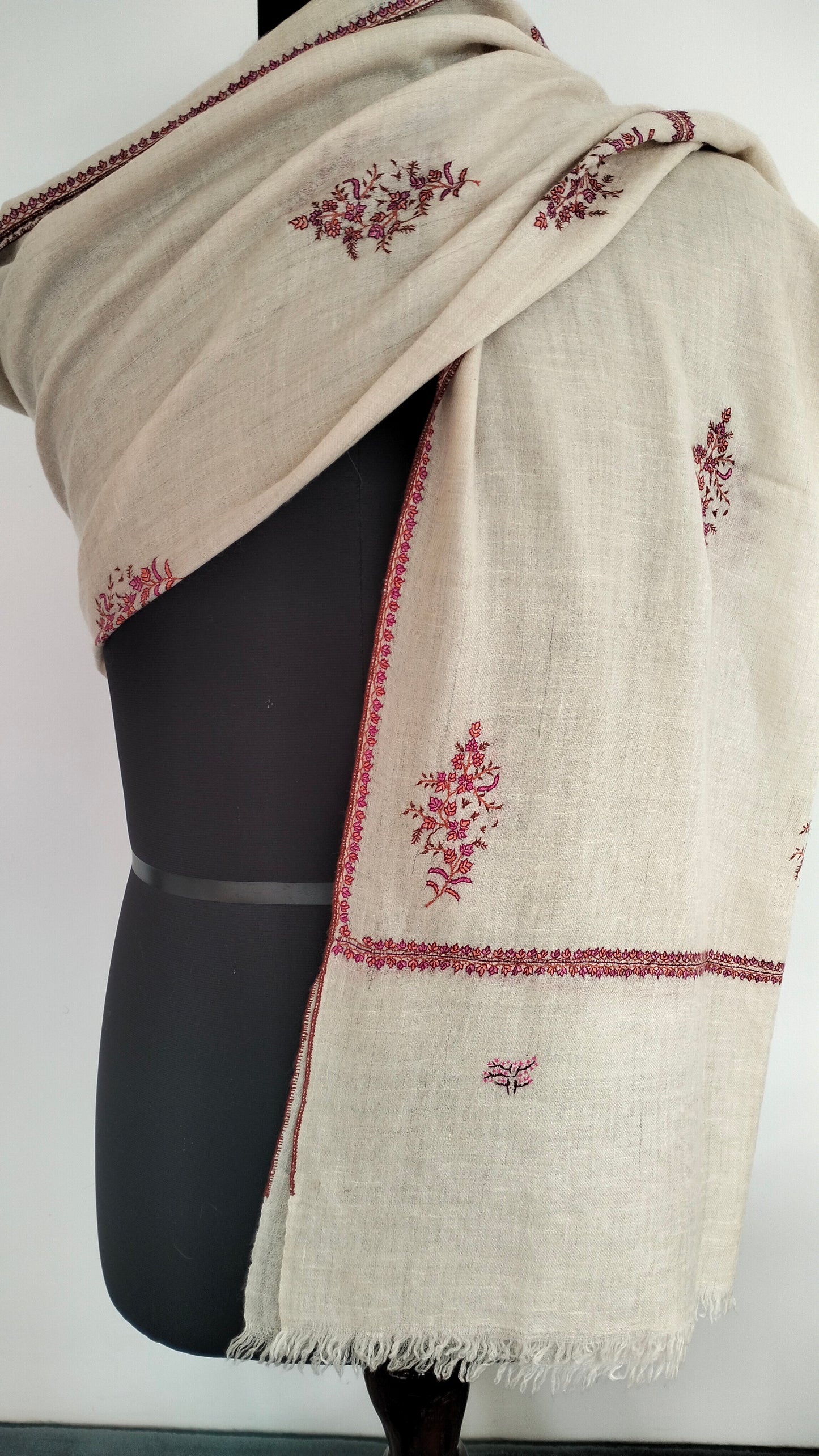 Natural white Bootidar Pashmina stole with exquisite motifs and incredible embroidery.