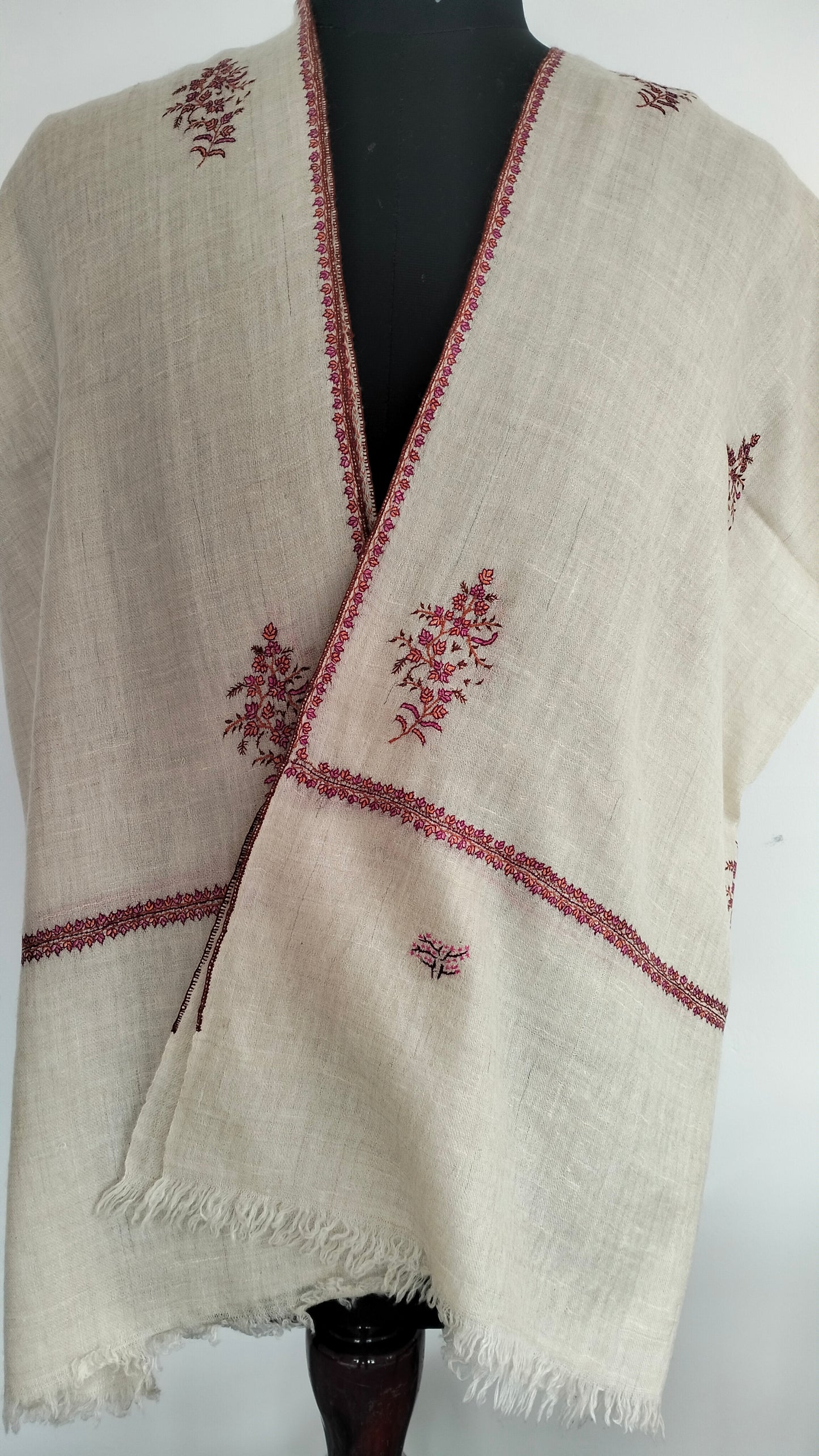 Natural white Bootidar Pashmina stole with exquisite motifs and incredible embroidery.