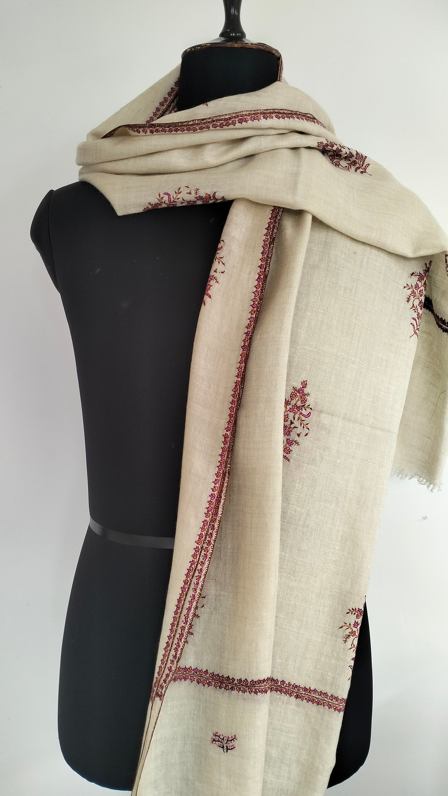 Natural white Bootidar Pashmina stole with exquisite motifs and incredible embroidery.